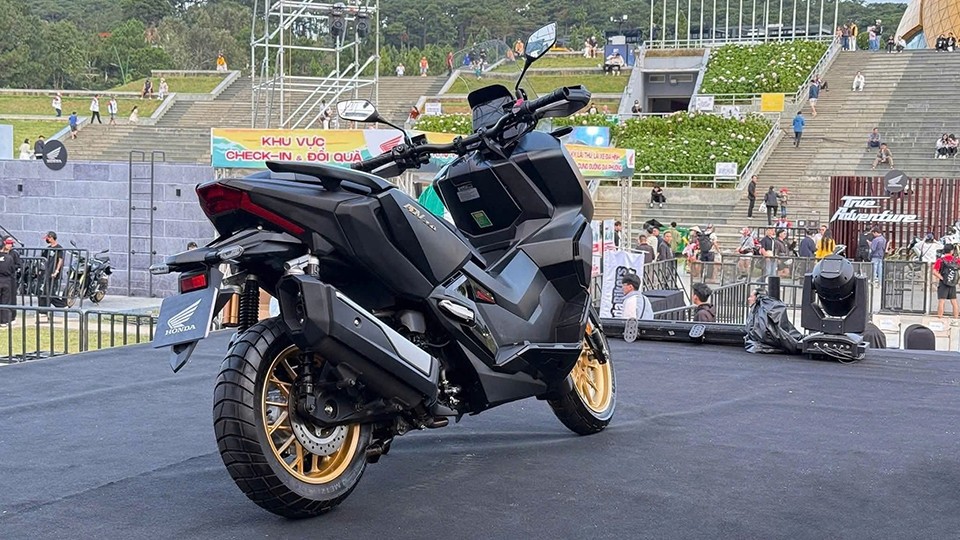 Chiếc ADV 350 màu đen cá tính, thể thao và mạnh mẽ