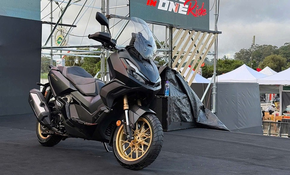 Mâm xe được phối màu vàng gold giống với phiên bản trước đây