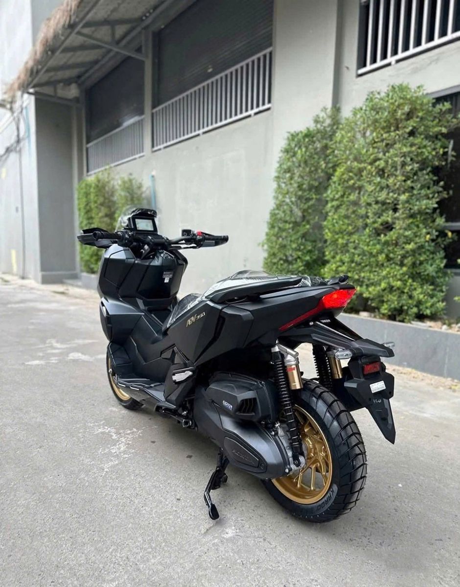 Cặp phuộc sau được sử dụng là phuộc Showa hành trình phuộc dài