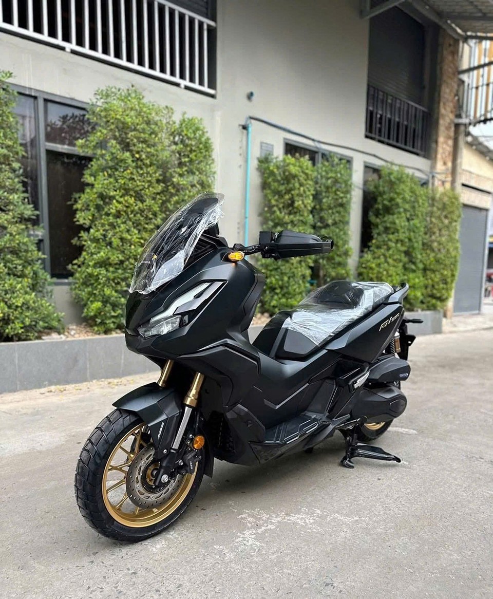 Phuộc trước ống lồng 37mm chắc chắn với hành trình 125mm