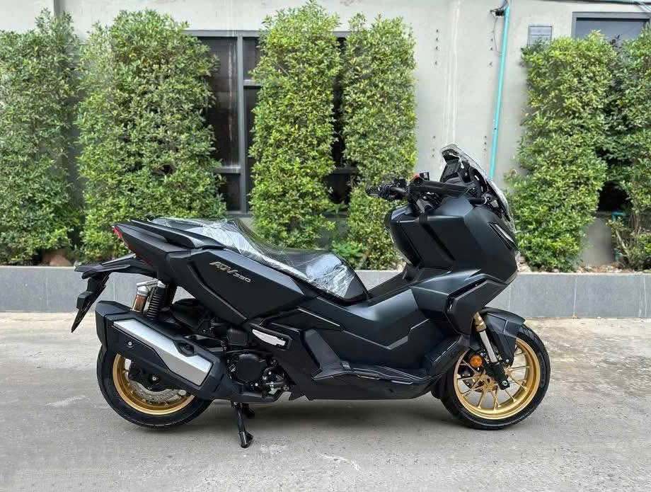 Tổng thể chiếc ADV 350 màu đen với thiết kế mới mẽ mời anh em chiêm ngưỡng