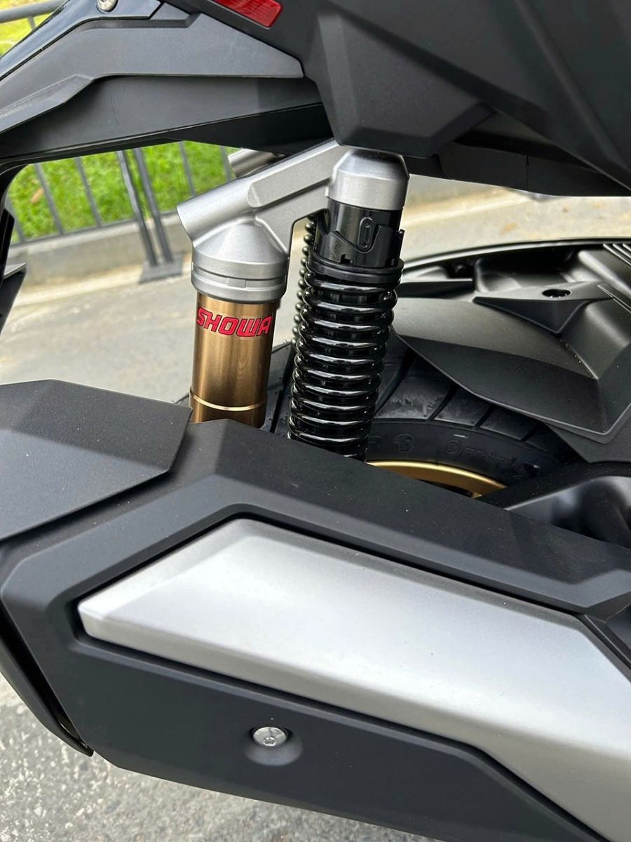 Cận cảnh phuộc sau Showa với bình dầu màu vàng tông sẹc tông cùng mâm