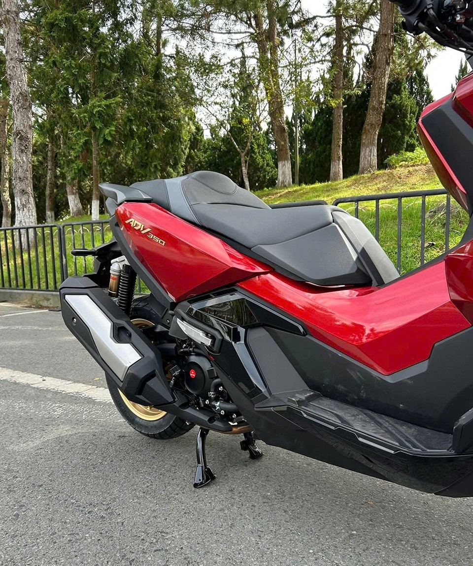 Thêm chiếc ADV 350 màu đỏ nóng bỏng để anh em tham khảo