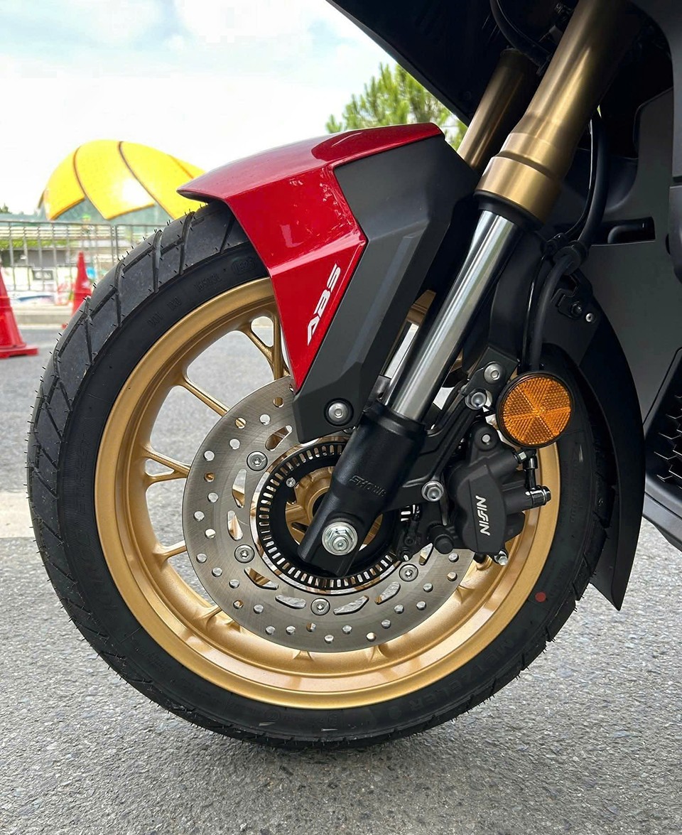 Phanh ABS trước sau (2 kênh) hỗ trợ an toàn tối đa cho xe ADV 350