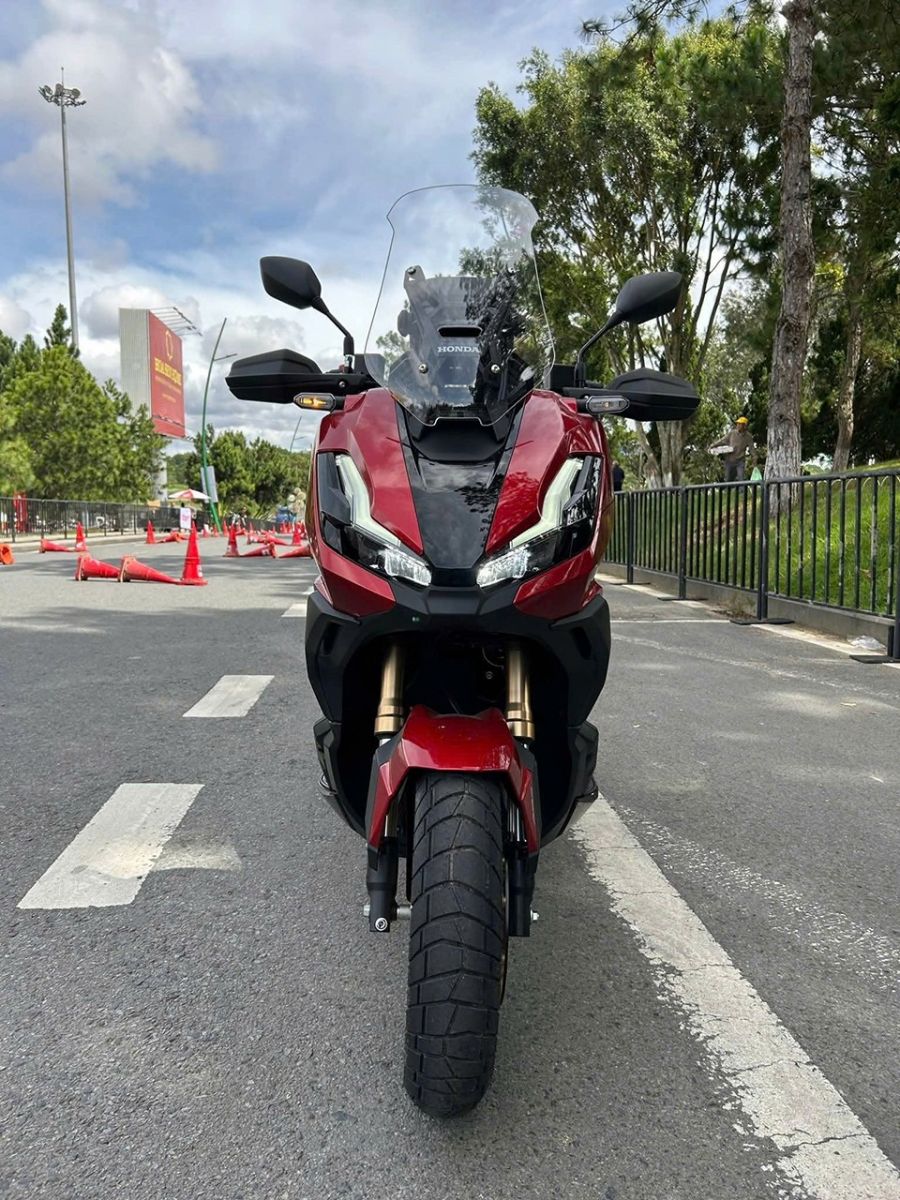 Góc trực diện của xe ADV 350 màu đỏ, nổi bật và thu hút