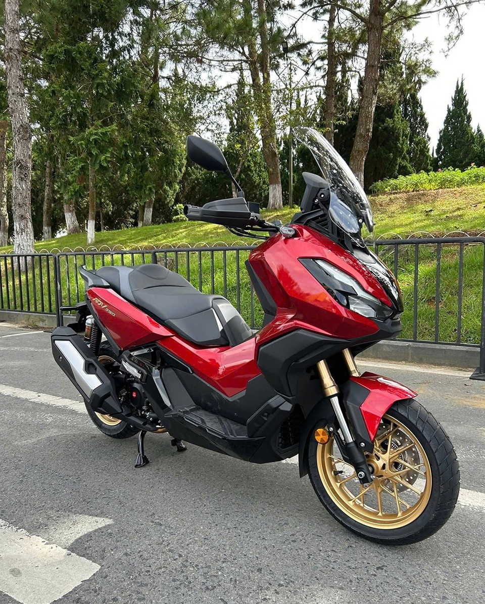 Khoe sắc dưới ánh nắng Đà Lạt cùng ADV 350 màu đỏ