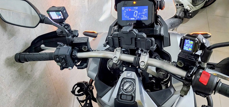 Góc view sau tay lái của chiếc ADV 350 đã độ kiểng