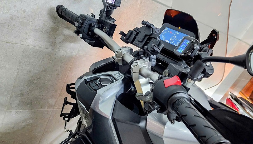 Có thể kể đến một vài phụ kiện: Giá đỡ điện thoại, đồng hồ báo áp suất lốp