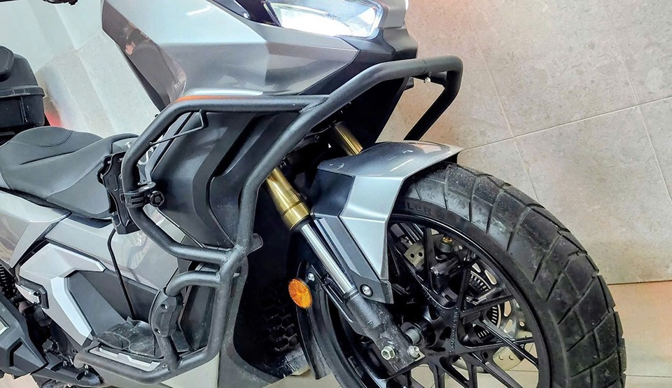 Khung chống đổ ADV 350 - khung bảo vệ ADV 350 cũng được trang bị chống trầy xước tối đa