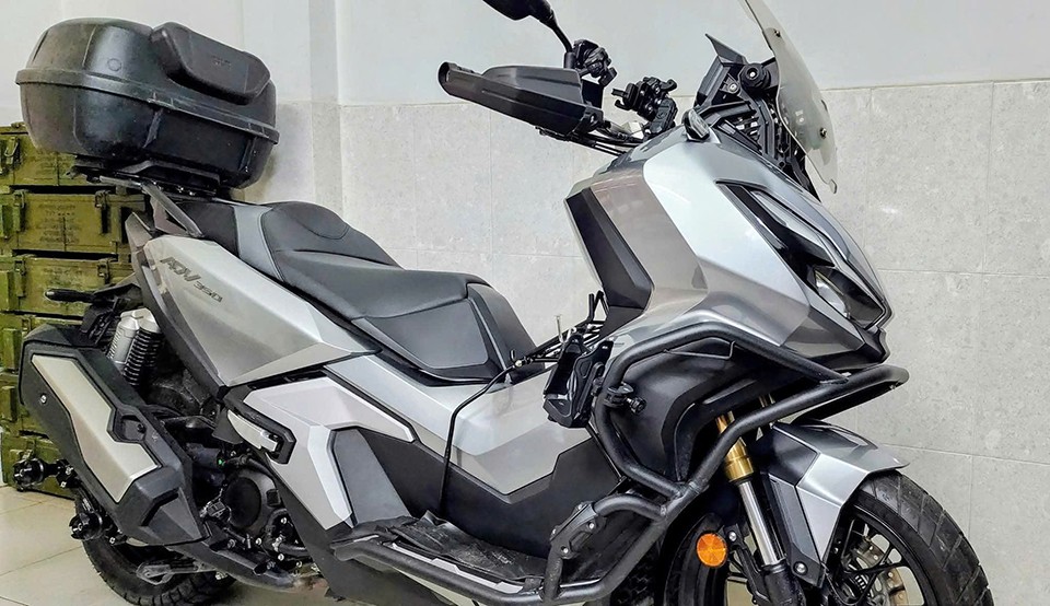 Giá đỡ chai nước kết hợp cùng với khung chống đổ ADV 350