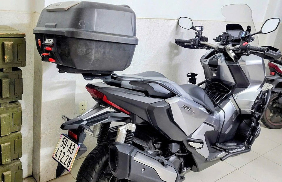 Anh khách còn trang bị thêm baga sau ADV 350 để nâng cấp thêm thùng sau