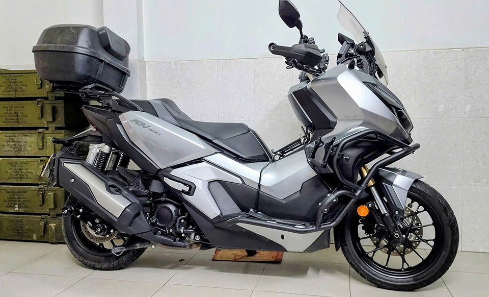 Tổng thể xe với nhiều phụ kiện độ kiểng ADV 350 thêm nhiều tiện ích cho xe