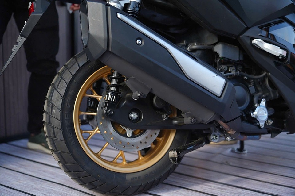 Dàn chân sau ADV 350 hỗ trợ phanh ABS, an toàn trên mọi nẻo đường