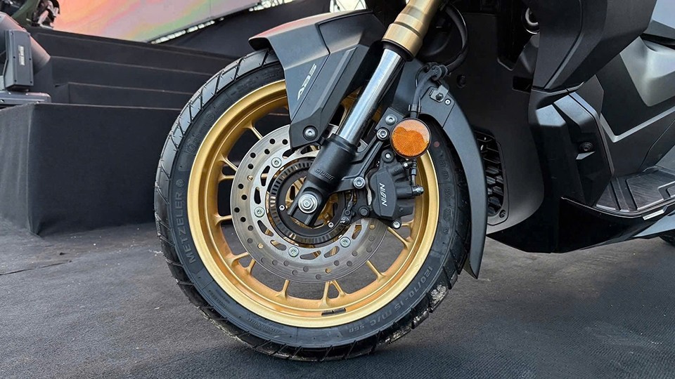 Dàn chân trước cũng được nâng cấp phanh ABS giúp xe an toàn gấp đôi