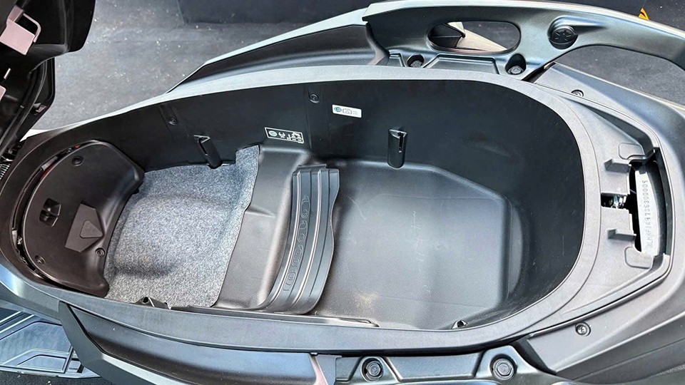 Cốp xe ADV 350 rộng rãi với 48 lít để được nhiều đồ dùng