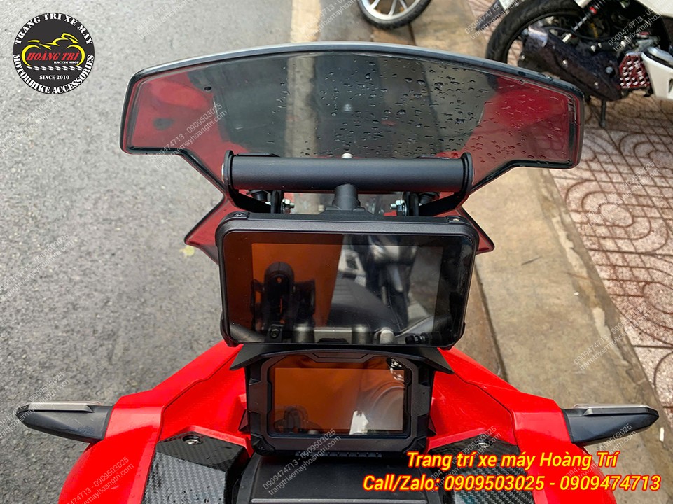 Anh khách còn lắp thêm màn hình xe máy trên thanh ngang GPS này