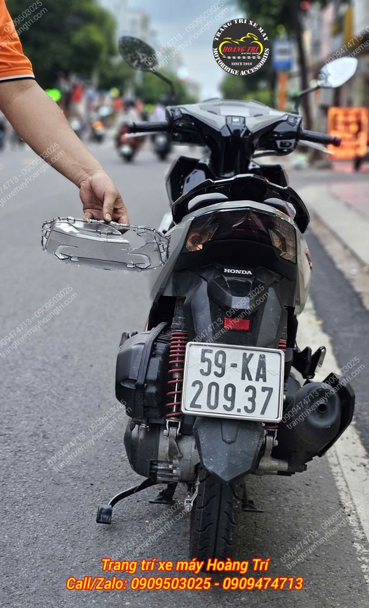Trên tay phần mica đèn hậu Airblade 2020 – 2025 đã bị hư hỏng hoàn toàn