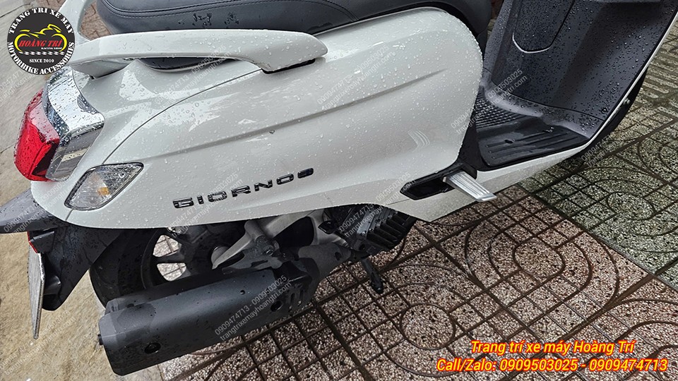 Thông thường để mở gác chân sau bạn phải cúi xuống thao tác bằng tay