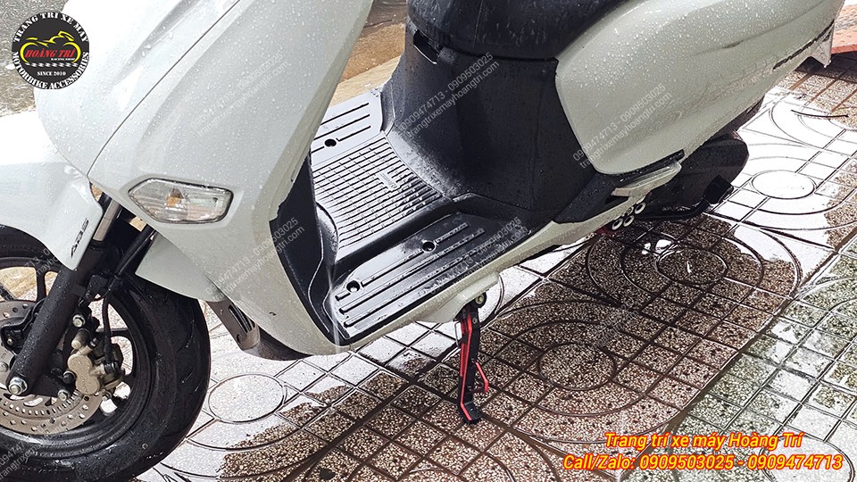 Bộ chân chống nghiêng nổi bật với tông màu cuốn hút khiến chiếc xe thêm khác biệt