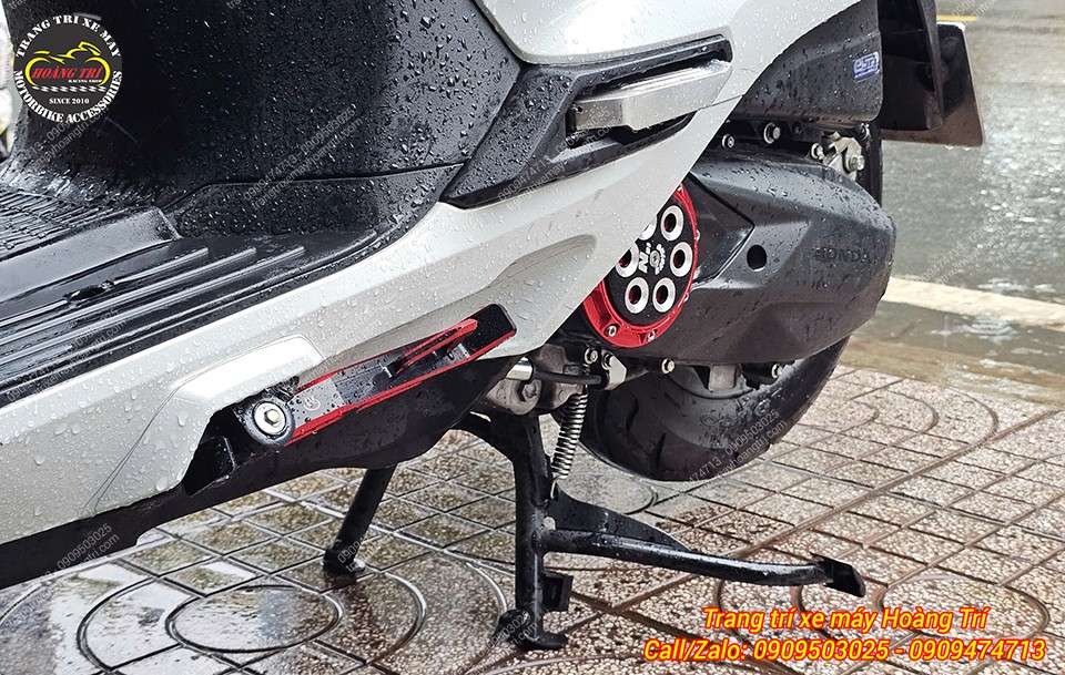 Anh khách đồng thời gắn thêm chân chống Piranha cùng tông màu cho xe