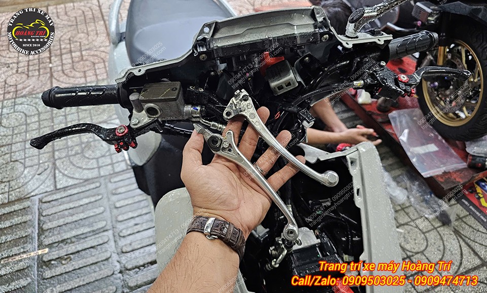 Cặp tay thắng zin của xe được tháo bỏ để thay thế bằng tay CRG carbon