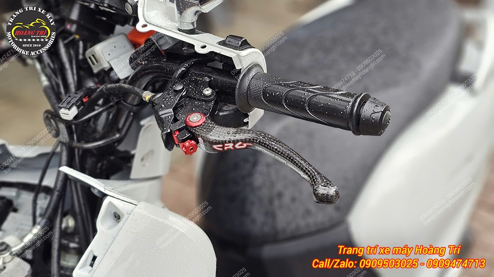 Tay thắng CRG Carbon được phối các màu vàng, đỏ tạo điểm nhấn độc đáo, riêng biệt