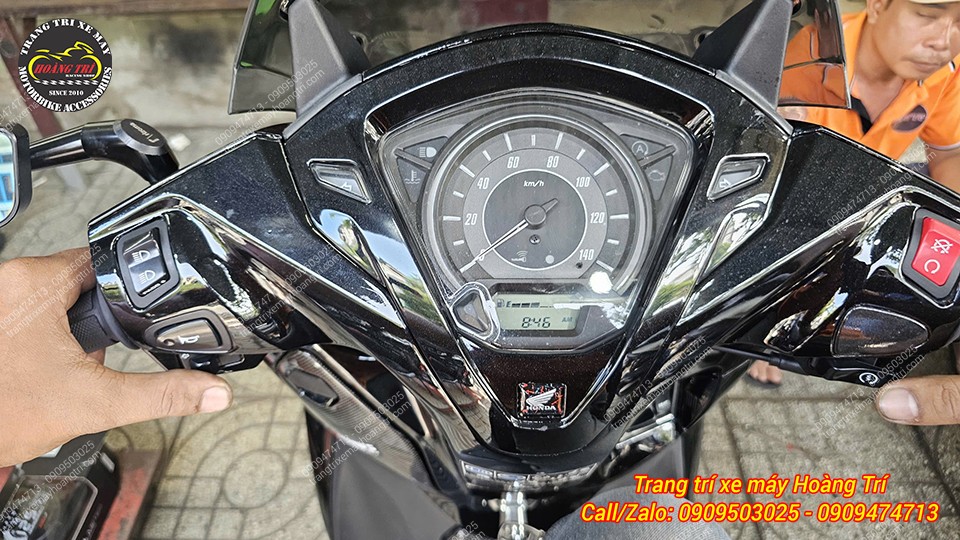 Lead 2024 ghé shop với đồng hồ zin và mong muốn đổi sang đồng hồ Koso MS01