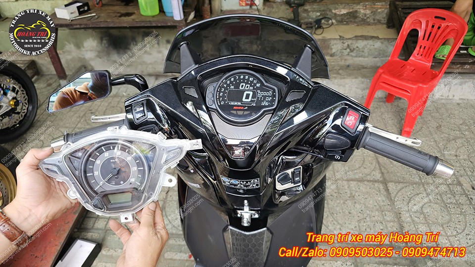 Đồng hồ zin được tháo rời và thay thế bằng đồng hồ Koso MS01 chính hãng