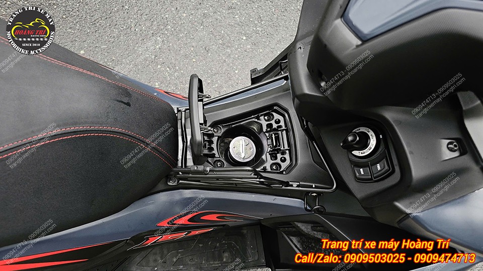 Khi bật ra đổ xăng, baga giữa NVX V3 không gây ảnh hưởng gì