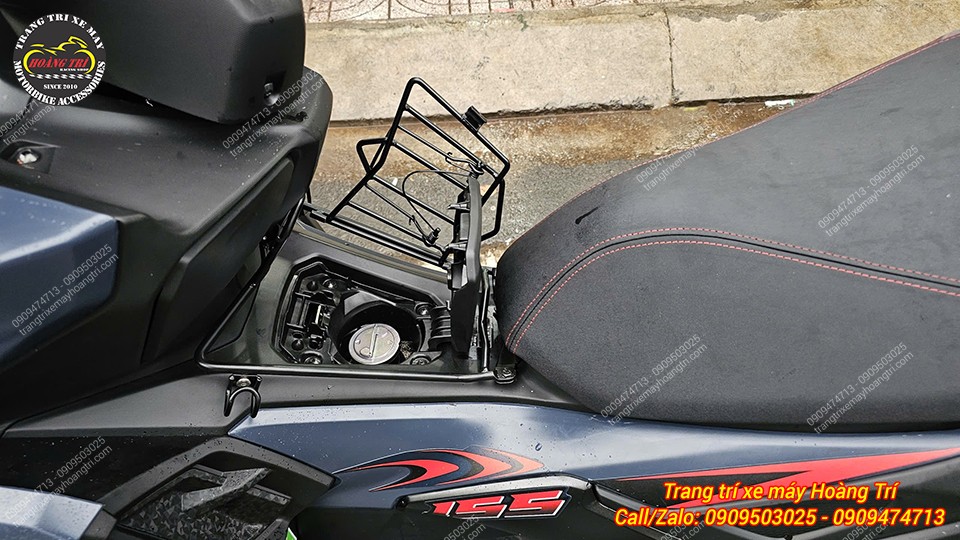 Một góc nhìn khác cho thấy baga giữa không cạ cấn vào nắp bình xăng