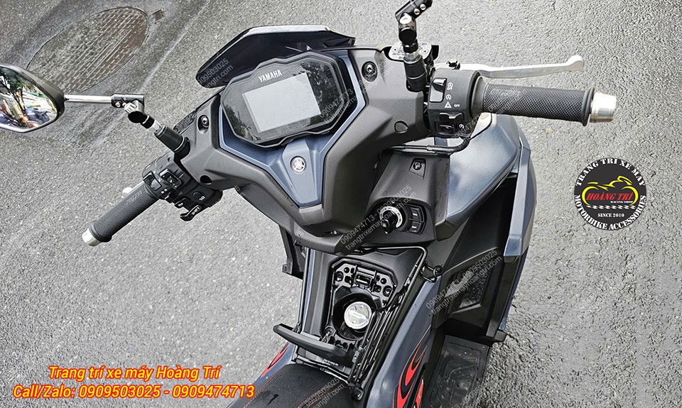 Không chỉ có thiết kế thông minh, baga giữa NVX V3 còn tích hợp kẹp giữ đồ tiện lợi