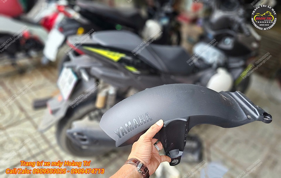 Trên tay chiếc dè con chắn bùn NVX V3 chuẩn bị được nâng cấp và lắp đặt