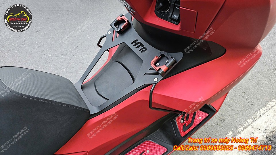 Móc treo nhôm đỏ - đen được trang bị đồng bộ với gam màu tổng thể của xe