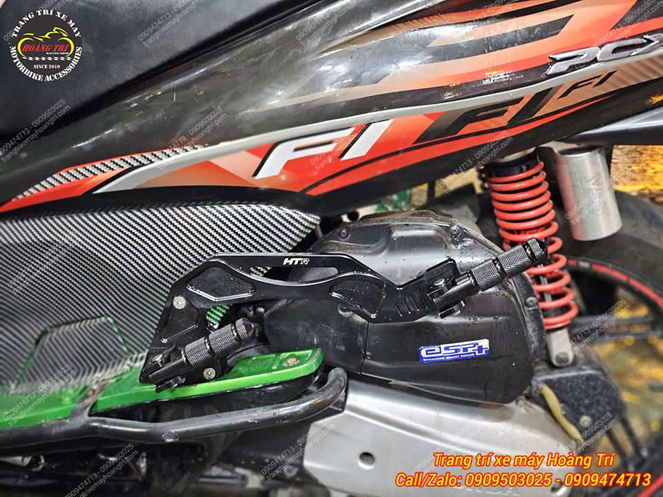 Trang bị gác chân phụ giúp PCX có thêm chỗ đặt chân tiện lợi