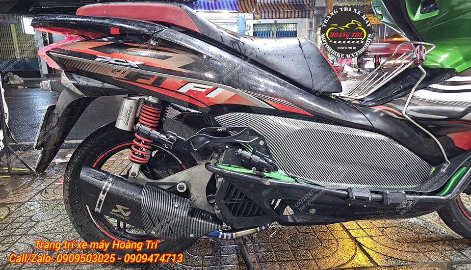 Phụ kiện thay thế trực tiếp vào vị trí gác chân sau của xe PCX