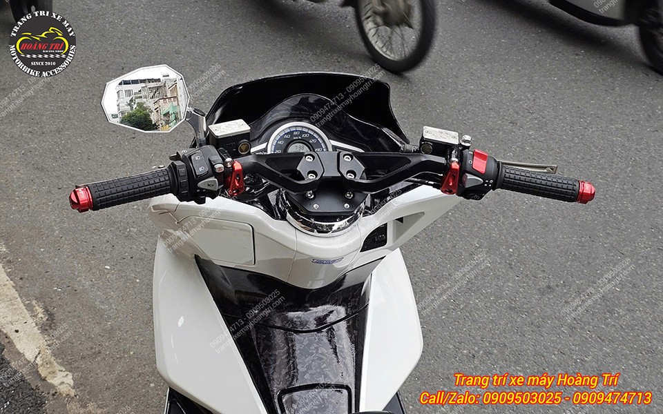 Toàn bộ phần tay lái PCX trông nổi bật với ghi đông Batman JGZ
