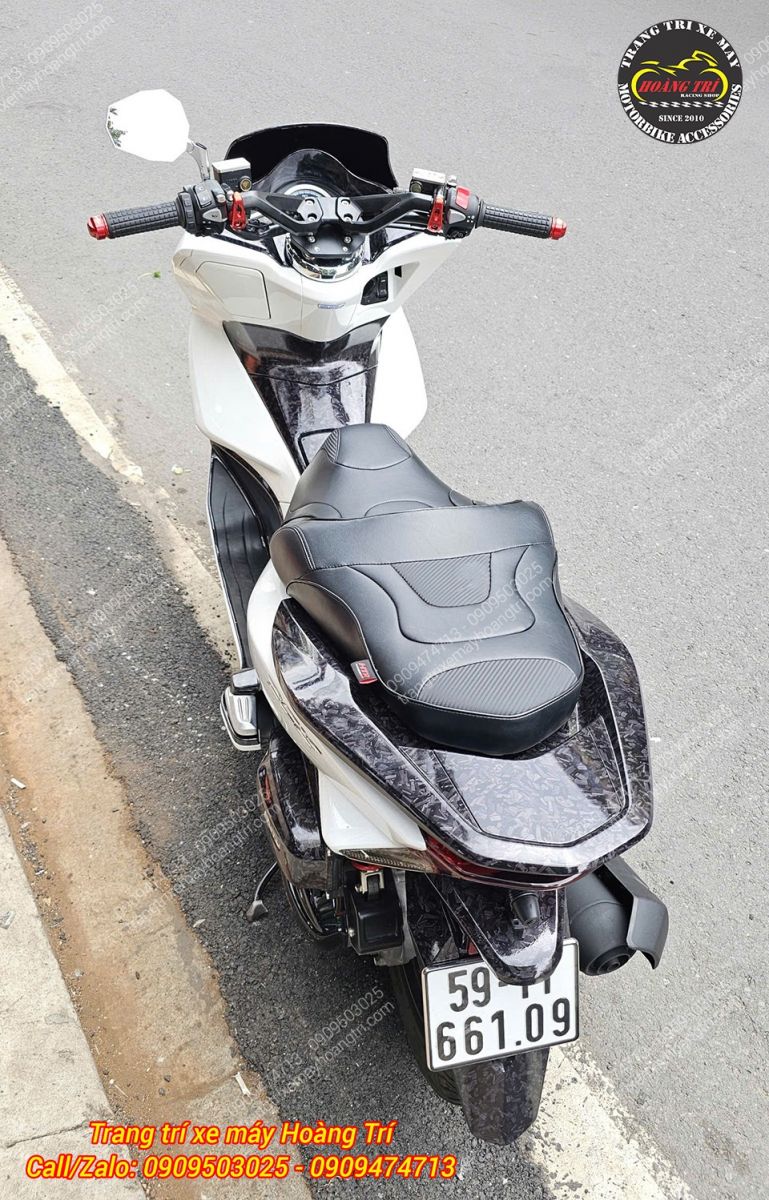 Góc nhìn từ phía sau chiếc PCX trắng trở nên nổi bật với phụ kiện mới