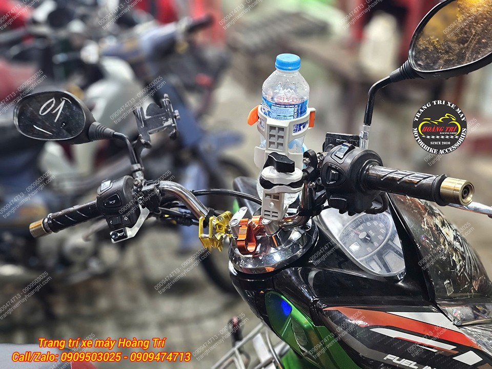 Phần mặt sau của giá đỡ nước MotoWolf MDL3530B được cố định vào ghi đông