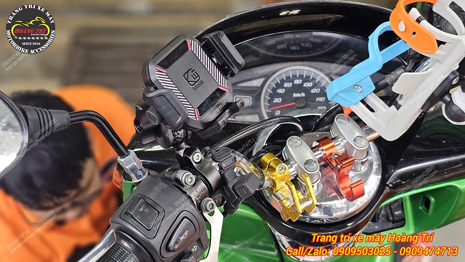 Giá đỡ điện thoại Kewig M33 được gắn trên ghi đông xe PCX