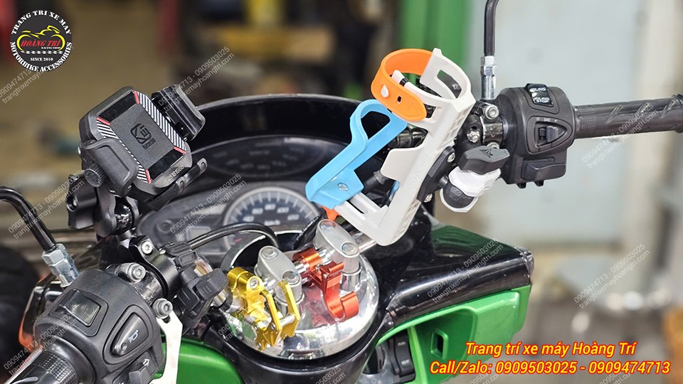 Ngoài ra, khách còn sắm thêm giá đỡ chai nước tạo combo tiện ích 2 món