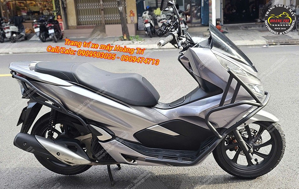 Anh khách còn trang bị thêm khung chống đổ sau cho xe