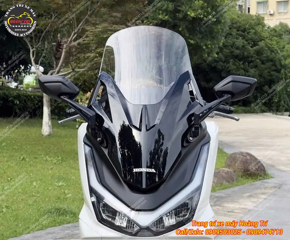 Kính hậu kết hợp liền lạc với kính chắn gió, toát lên phong cách sang trọng của Forza 300
