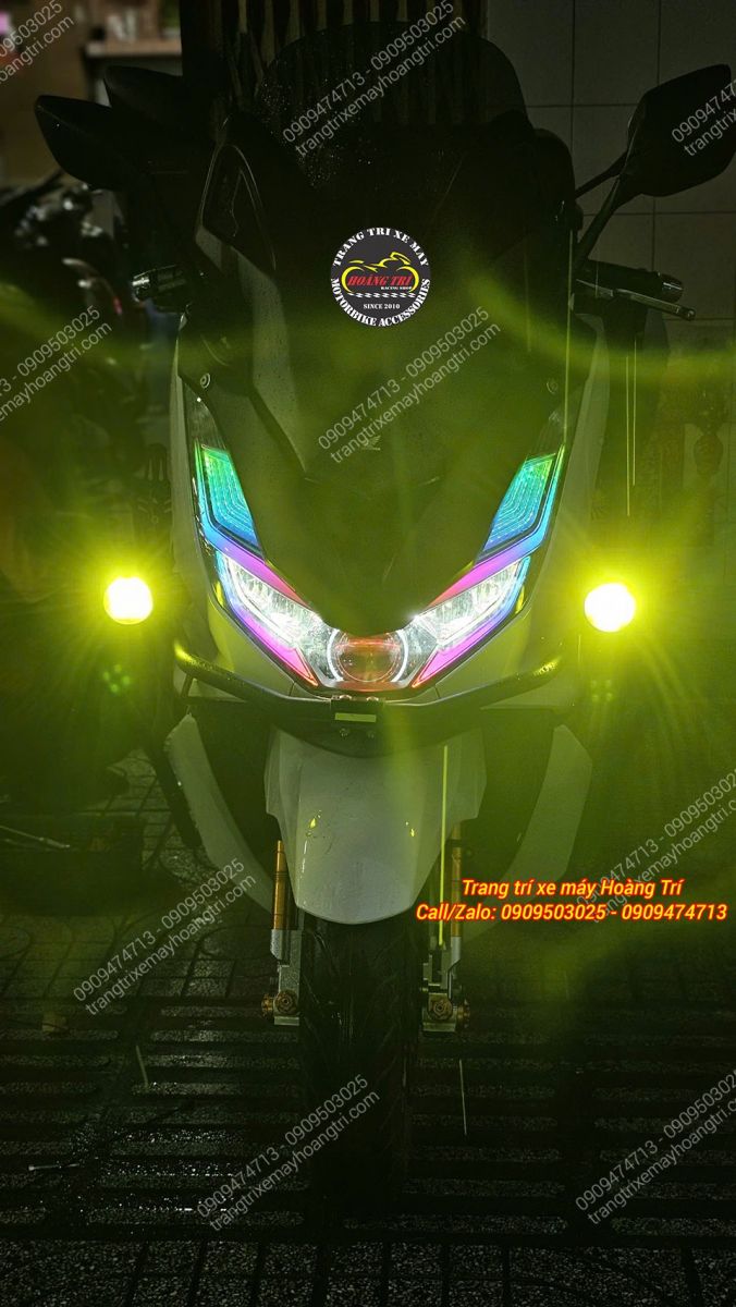 Anh khách còn trang bị thêm 2 đèn trợ sáng hai bên để tăng độ sáng tối đa