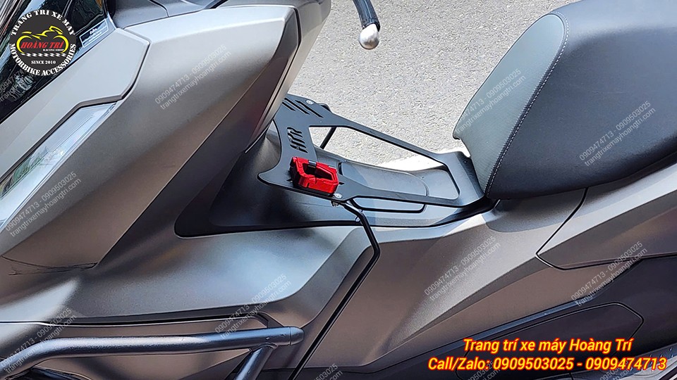 Móc treo nhôm CNC màu đỏ nâng cấp đồng bộ cùng baga giữa CNC không khoan lỗ cho PCX 160