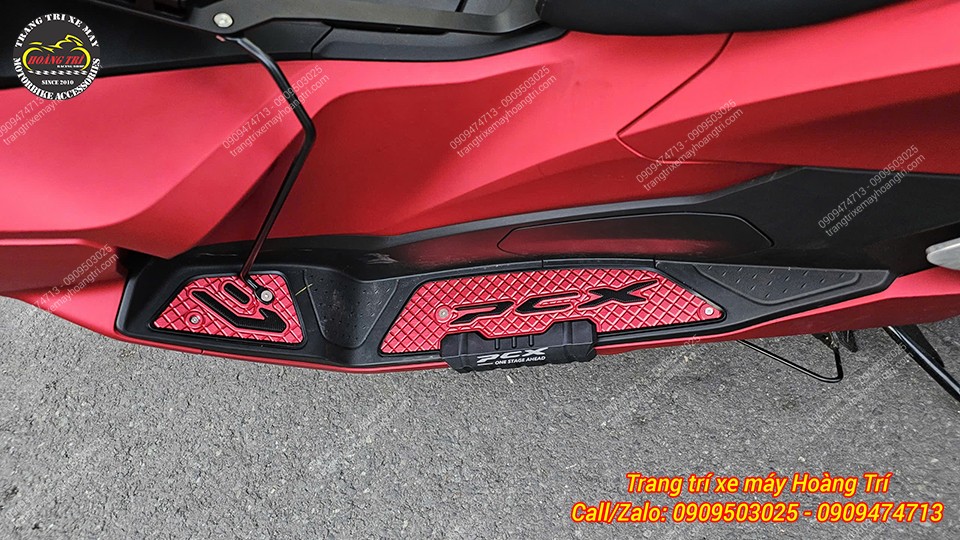Thảm để chân nhôm Semspeed màu đỏ nổi bật đồng bộ với màu sắc xe PCX 160
