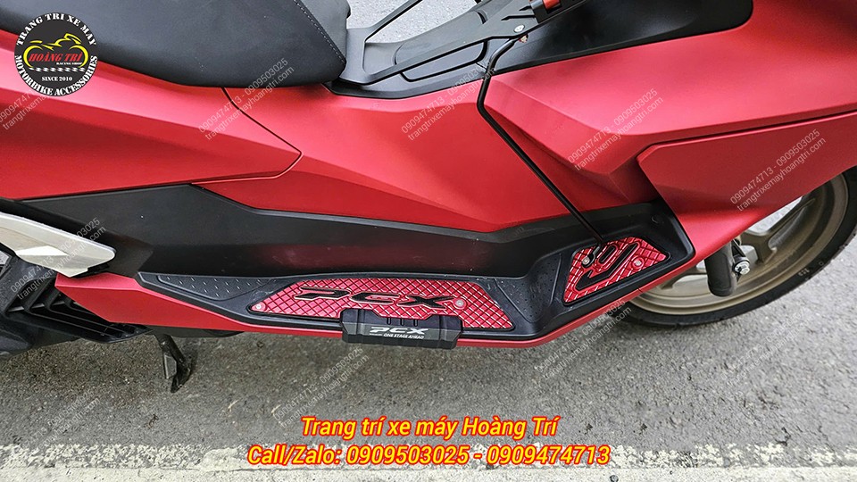 Kèm theo đó là chống đổ bên hông giúp tăng thêm tính năng bảo vệ cho xe