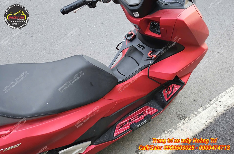 Anh khách còn độ thêm bộ đôi baga giữa và móc treo nhôm cùng tông màu