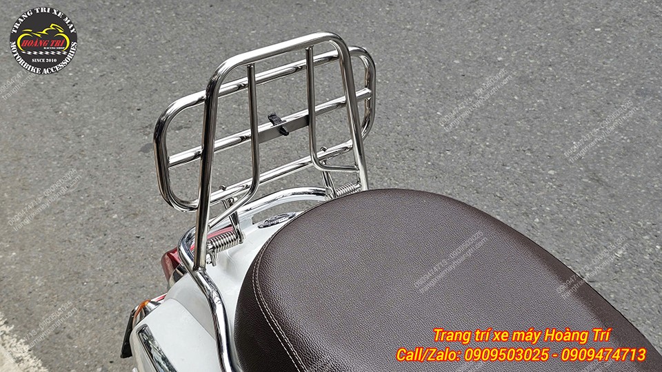 Hình ảnh chi tiết của baga sau HSV-3 inox sáng bóng đã được trang bị trên xe
