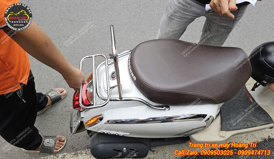 Baga sau có thể gập gọn khi cần và sẽ tiện lợi hơn khi đi kèm thùng sau