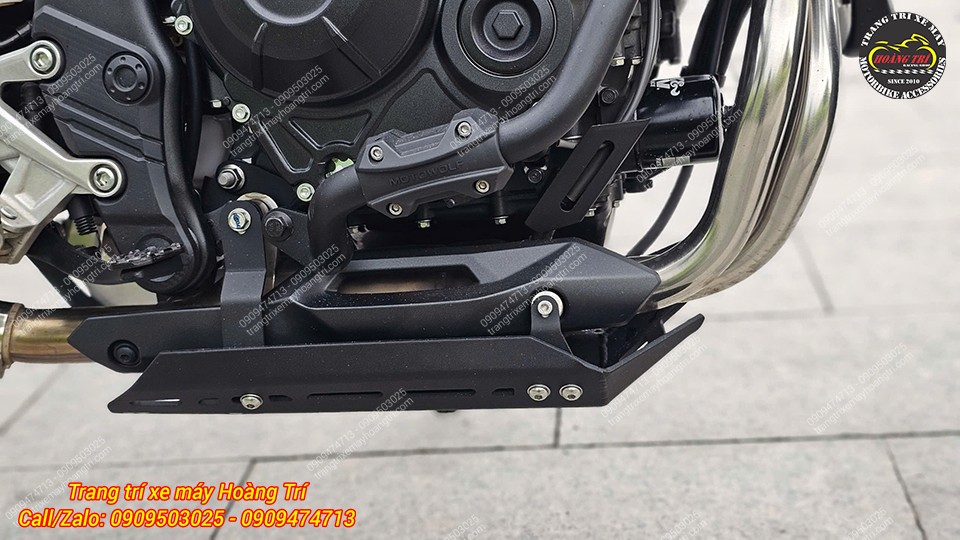 Tấm bảo vệ gầm xe bằng nhôm chắc chắn được gắn kiên cố trên xe